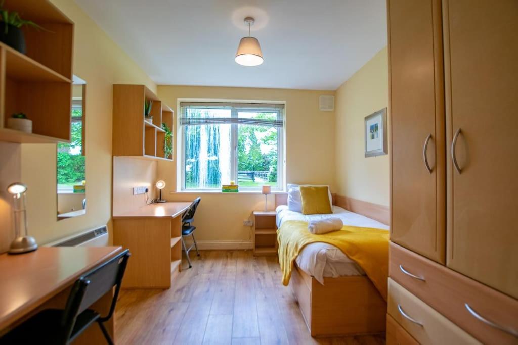 131 - Spacious 2 Bed Apt With Parking Apartment Galway Luaran gambar