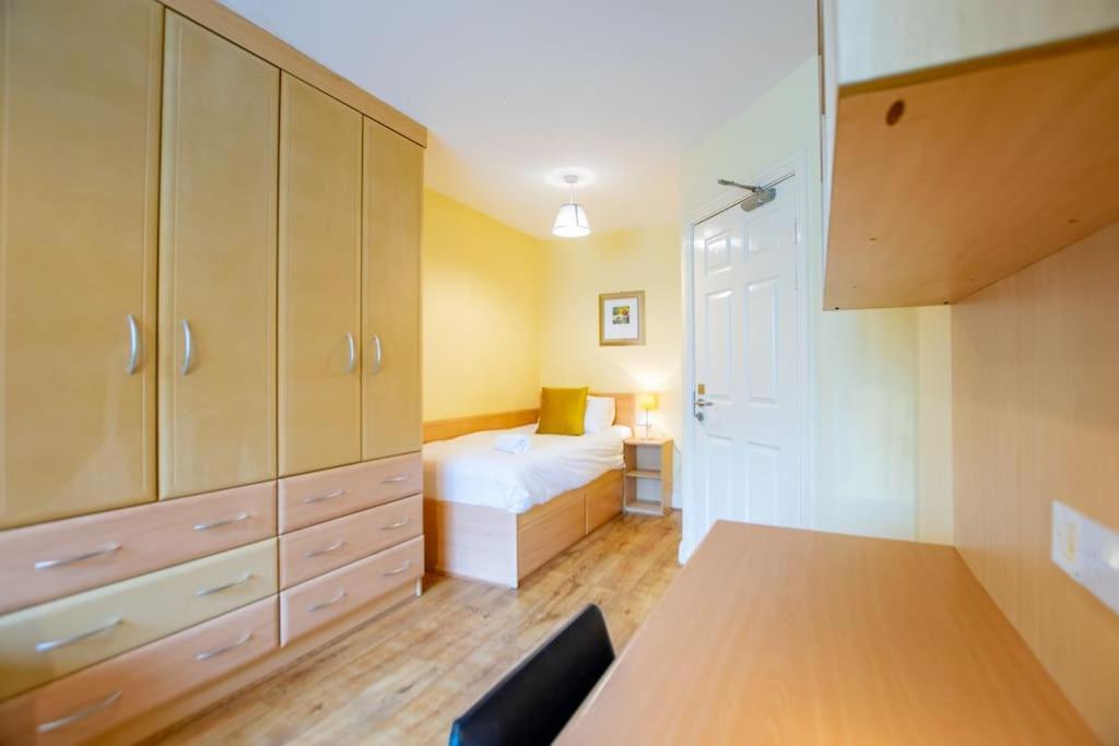 131 - Spacious 2 Bed Apt With Parking Apartment Galway Luaran gambar